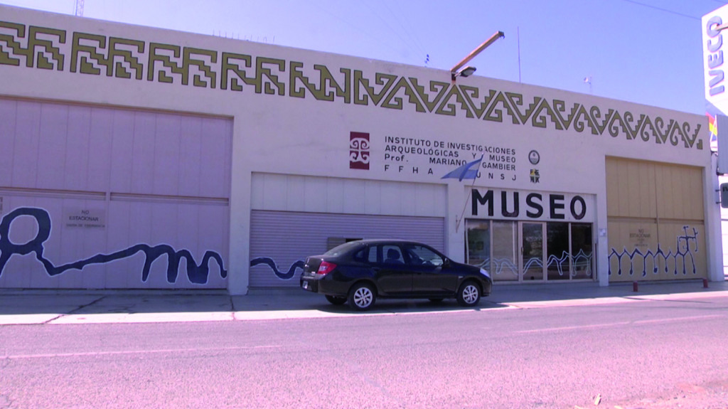  51 años de existencia, para el Instituto de Investigaciones Arqueológicas y Museo “Profesor Mariano Gambier”, de la Facultad de Filsofía, Humanidades y Artes.